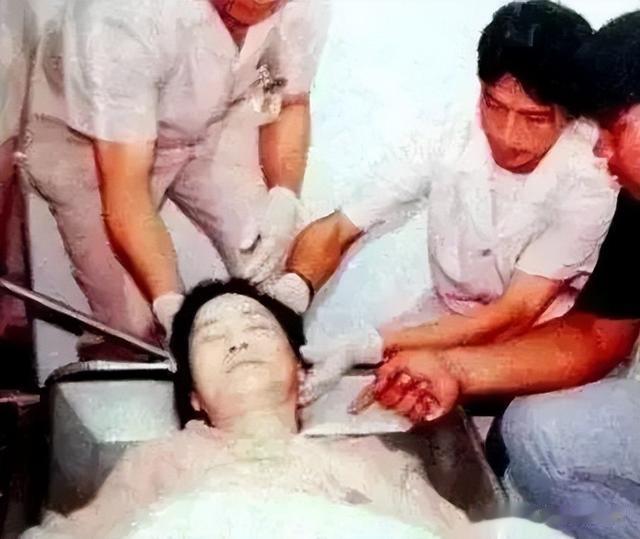 邓丽君在医院去世，记者近距离拍下遗体照片，令人深感惋惜！