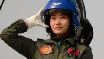 安徽首位女机长：是机长也是妈妈 热爱蓝天也热爱家庭