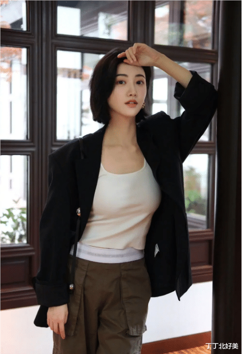 景甜剪了短发后无人能及,白T也能穿出女人味,人间水蜜桃不白叫