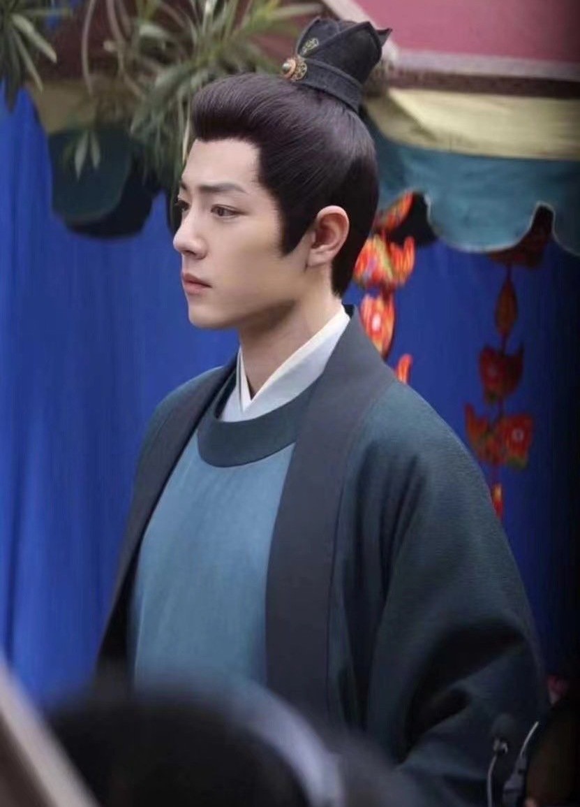 央视亲自点名宣传,肖战新剧首播将至,看到导演名字:收视稳了