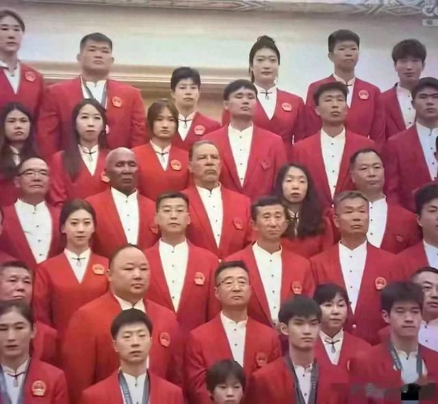 表彰大会：马龙白衣帅气逼人，孙颖莎全红婵高跟鞋萌翻全场