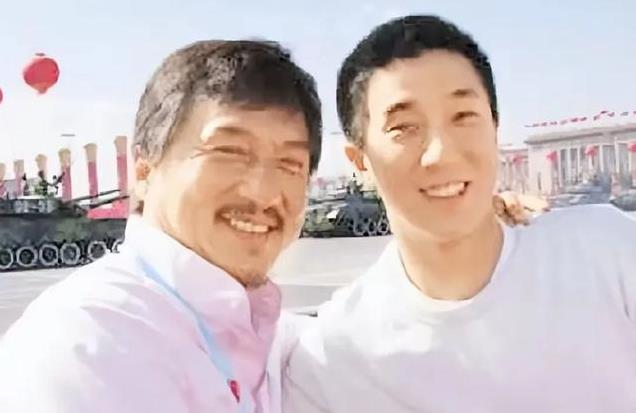 明星在天安门前的珍贵留影：黎明三四岁就很帅，张国荣意气风发