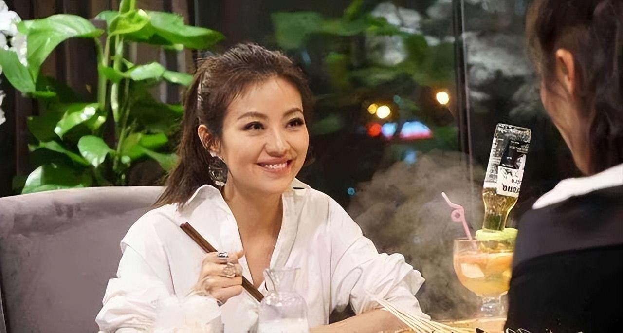 她和撒贝宁同居4年,却转身找了个富豪男友,现“沦落到”当网红