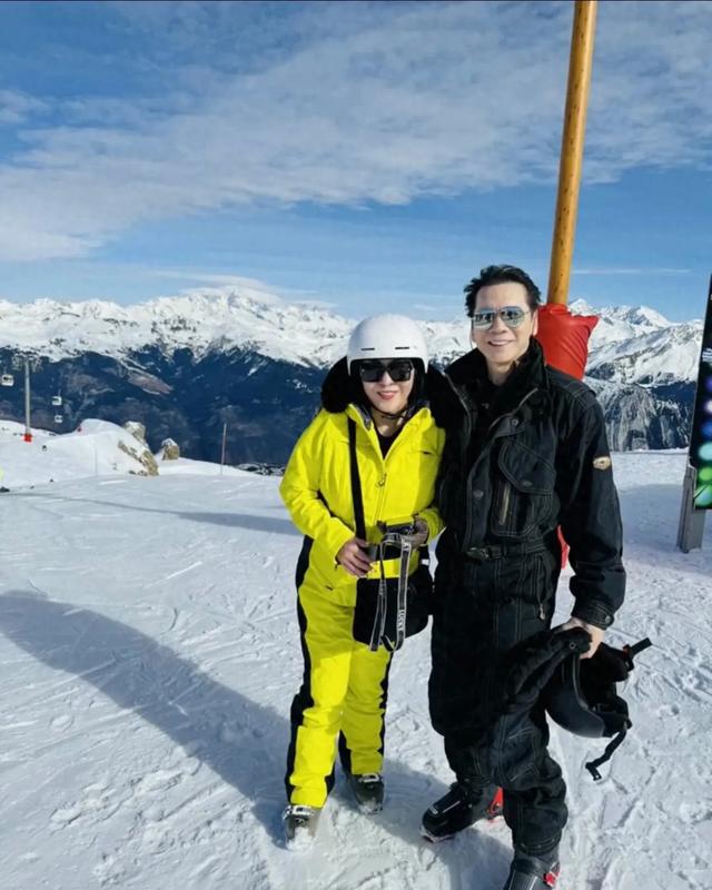 向太晒全家去滑雪,给新手郭碧婷鼓励好宠溺,祖孙三代同框好幸福