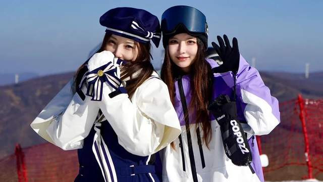 43岁李小璐玩雪地滑板，穿滑雪服美如少女，单身后快乐你想象不到