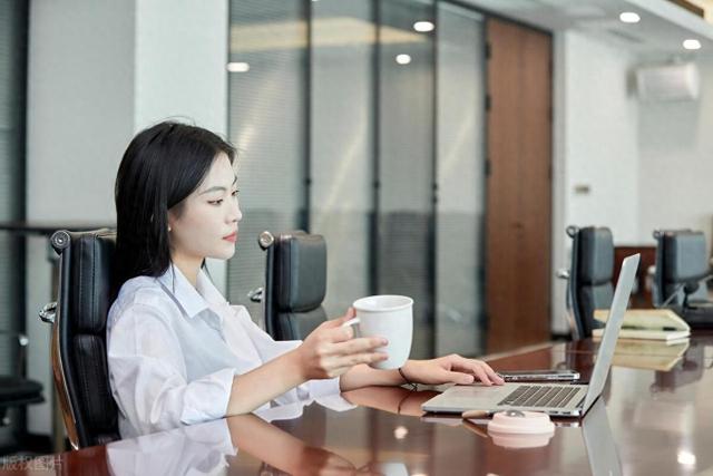 在单位里，无论领导多么信任你，这7件事都别干！