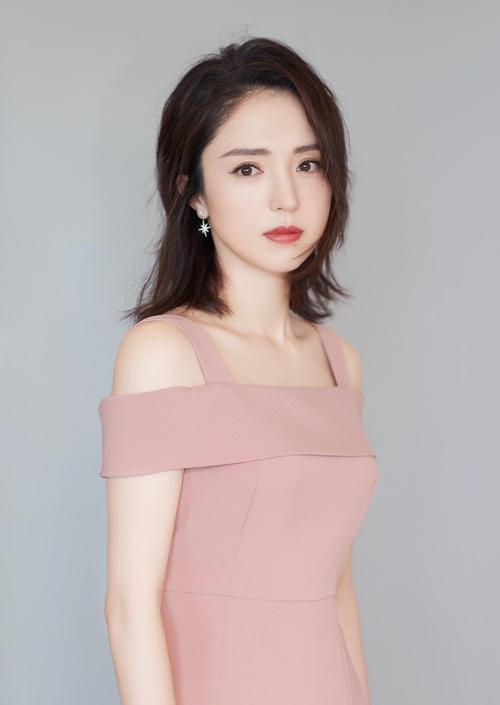 《董璇罕晒全家福:亲情的纽带在岁月中延续》