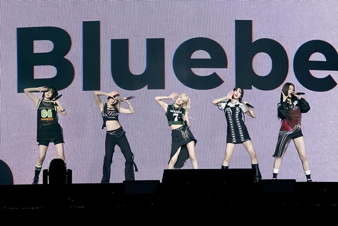 韩国知名女团,为扭转评价,表演时全员手持麦克风,减少舞蹈动作