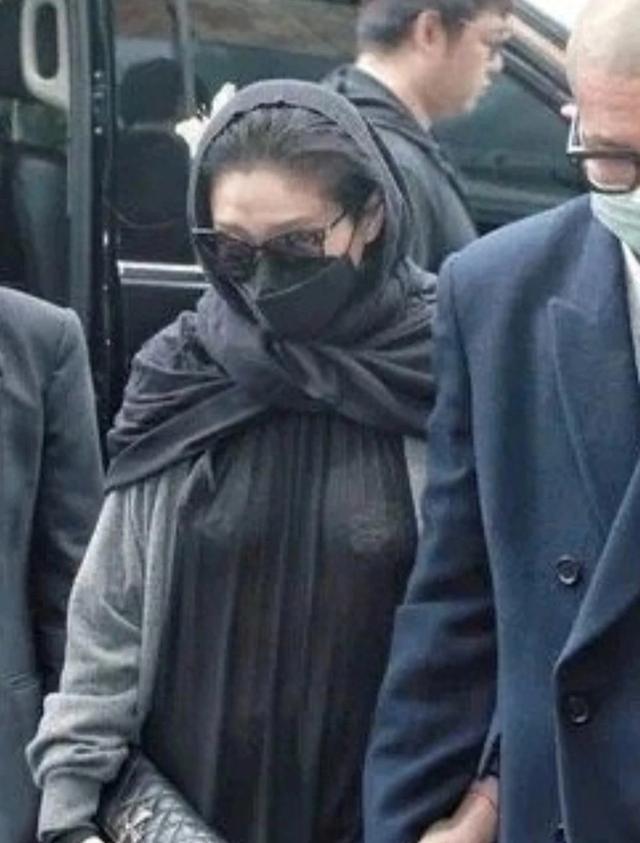 大S头裹头巾的真相找到了！头顶发量稀疏，头发花白，网友：老了