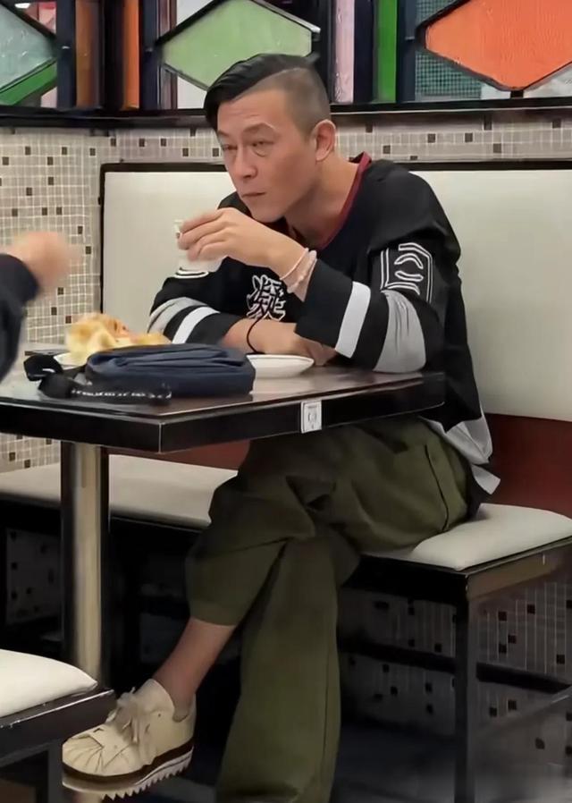 44岁陈冠希上海茶餐厅被偶遇,穿卫衣搭绿裤太痞帅,生图状态沧桑