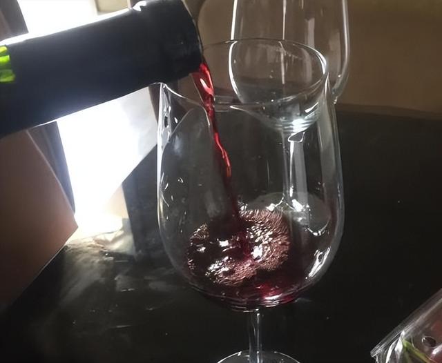 没开瓶的红酒,过了保质期还能喝吗?行家给出答案,别再被误导了
