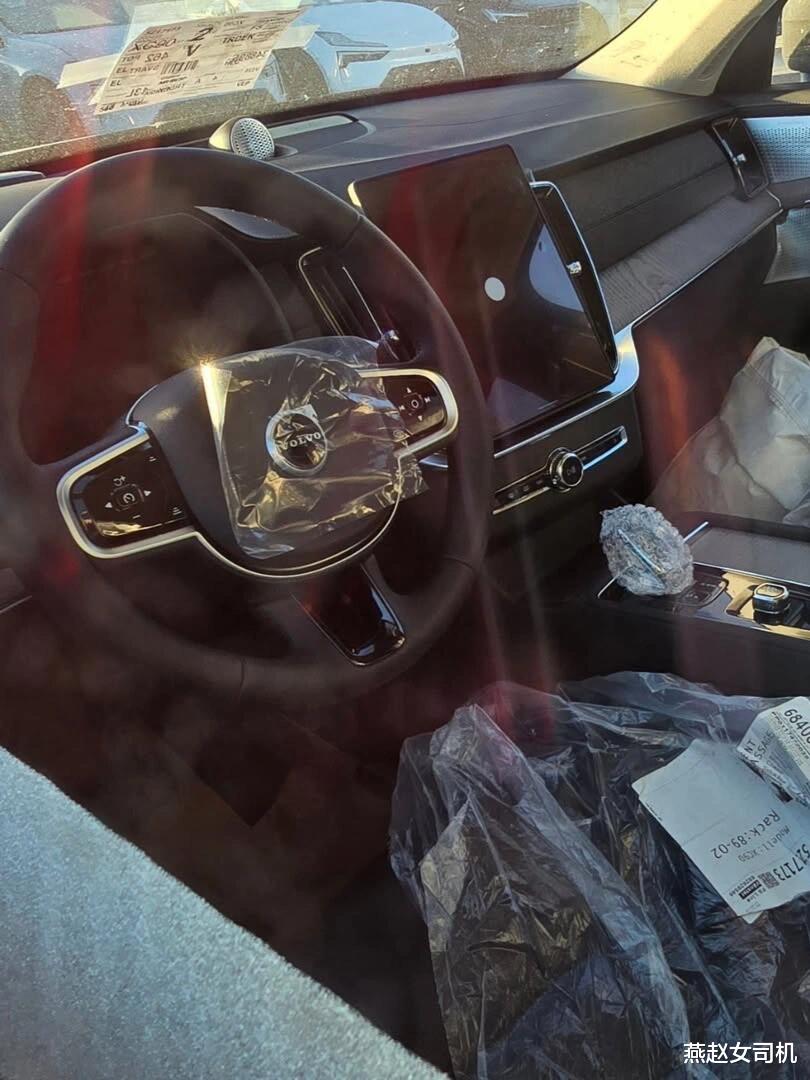 新款沃尔沃XC90实车现身,换新前脸+大屏,配455马力+空气悬架