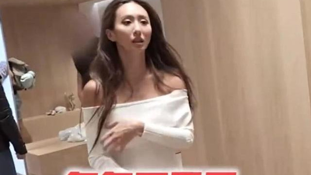 黄奕巴黎上演“人在囧途”，高跟鞋被偷! 穿拖鞋逛街，被夸接地气