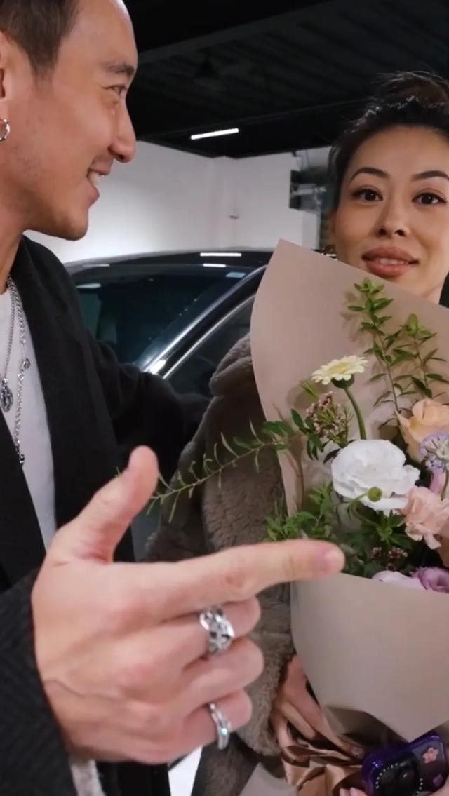王阳明送爱妻奔驰大G,蔡诗芸笑的合不拢嘴,这份礼物真豪气!