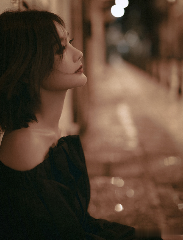 李一桐齐肩短发黑色短裙 ???