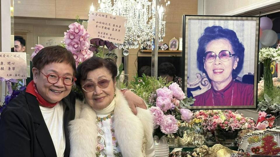 白雪仙低调庆祝96岁生日，打扮高贵状态极佳，在亿元豪宅多人来贺