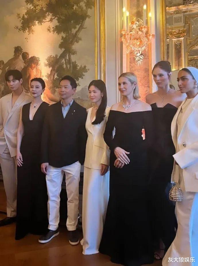 宋慧乔跟高圆圆同框被秒杀!体态畏畏缩缩,面容苍白,发型是败笔