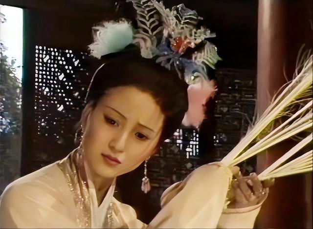 终于理解王扶林导演了，如果她来演林黛玉，就不会被嫌美貌不够了