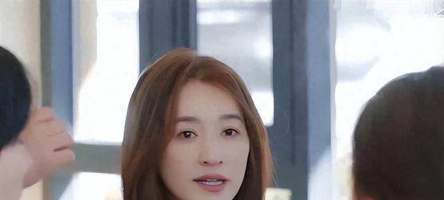 原来这才是刘晓庆迟到的原因，5个官司缠身破财，而今卖字画维生