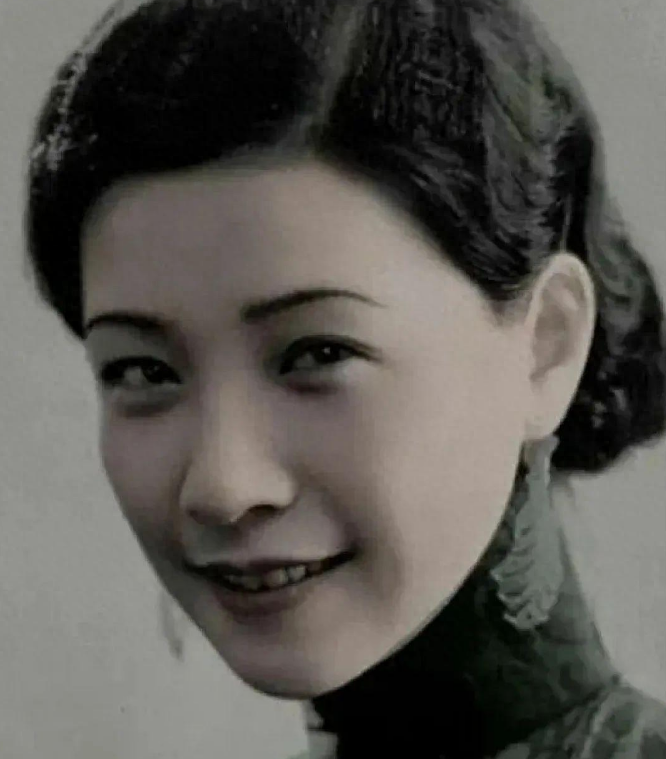 1975年,一女乞丐横尸街头,路人拨开她的白发,惊呼道:怎么是她