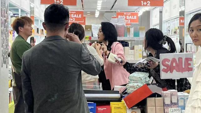 女星曹颖近况被曝！浓妆艳抹现身韩国夜市小店卖货，网友差点没认出