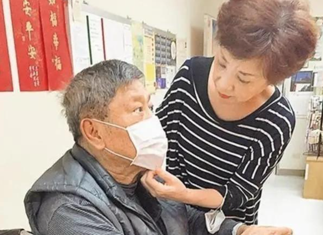 |他因春晚一夜成名，意外摔成“脑瘫”被妻子抛弃，情人却不离不弃