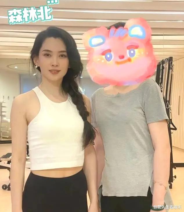 森林北带货脱毛仪,展示普拉提秀好身材,眼睛不适戴墨镜,商务资源变好