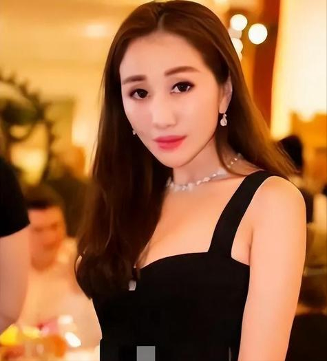 何超盈减肥成功堪比贾玲,罕晒夫妻合影,辛奇隆眼神紧盯漂亮老婆