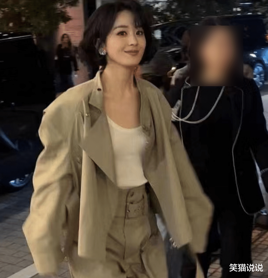 赵丽颖东京电影节采访:卡其色套装好休闲,坐姿酷飒侧颜好绝!