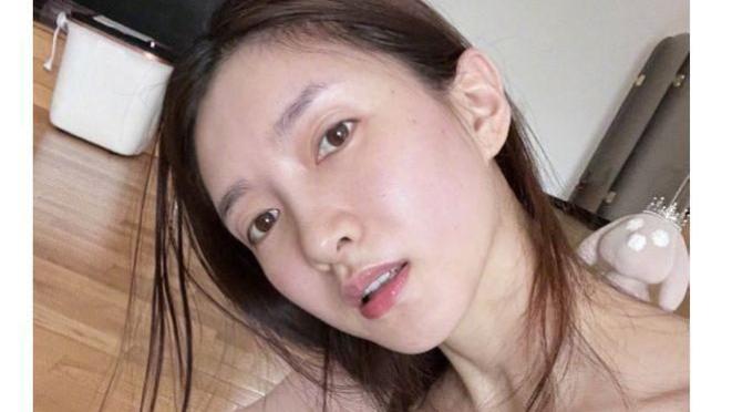 江疏影大方晒肥皂，素颜可以看见脸上的痣，傲人身材一览无遗