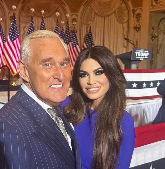 特朗普55岁大儿媳身材火辣!渔网装叠穿V领黑裙,抹黑色眼影真个性