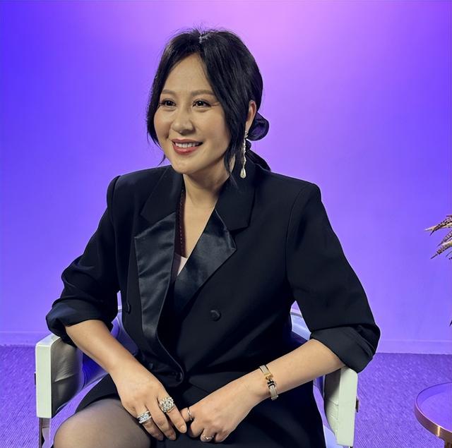 贾晓晨又后悔养女？ 江欣燕样貌大进化？郑嘉颖恨追个女