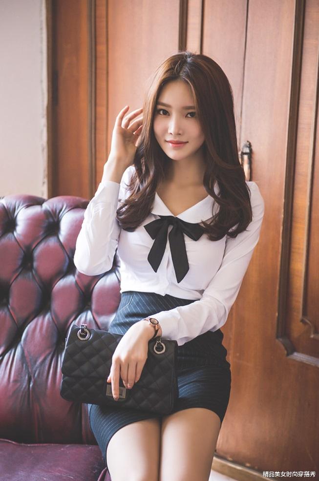 职场女神气质炸裂！条纹西装裙加持，白色衬衣展现可爱萌态