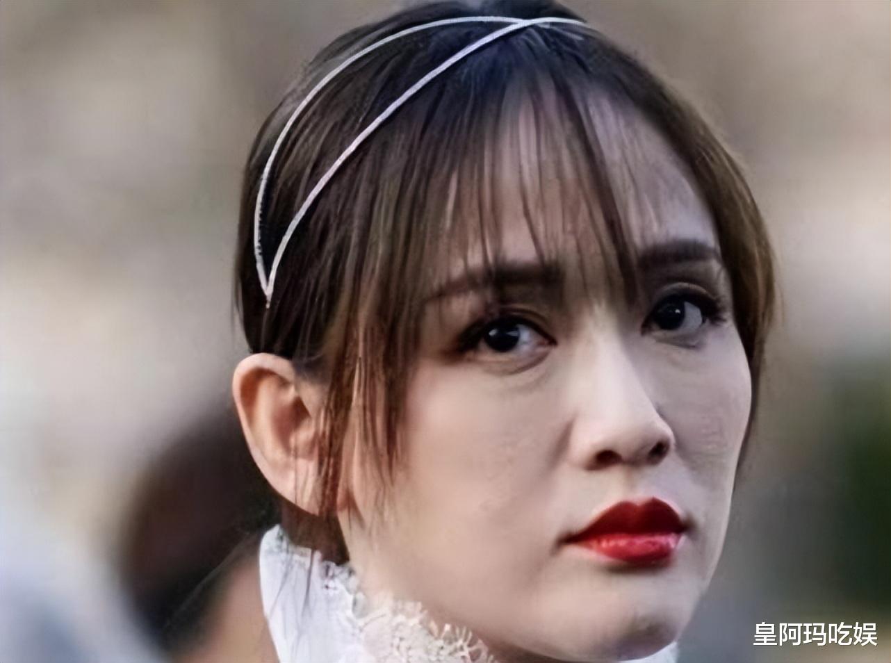 路人镜头下的女明星长啥样?生图满脸皱纹黑眼圈,老得认不出