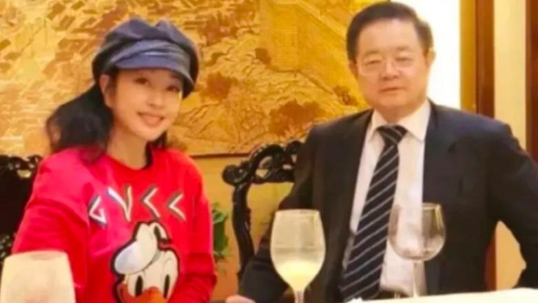 71岁刘晓庆和82岁丈夫豪宅待客，她穿红卫衣如少女，他苍老似爷爷