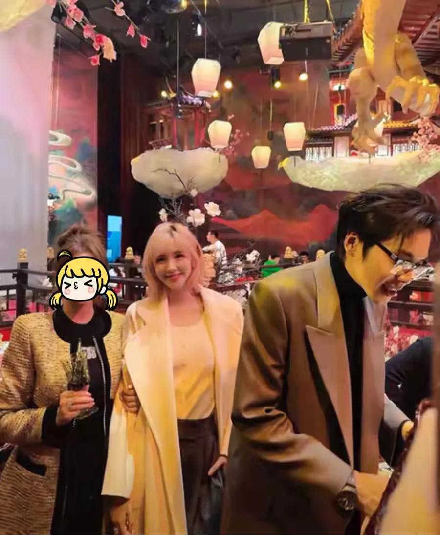 难怪大家觉得唐艺昕的婚姻生活很辛苦，原来不怎么需要在娱乐圈工作的张若昀...