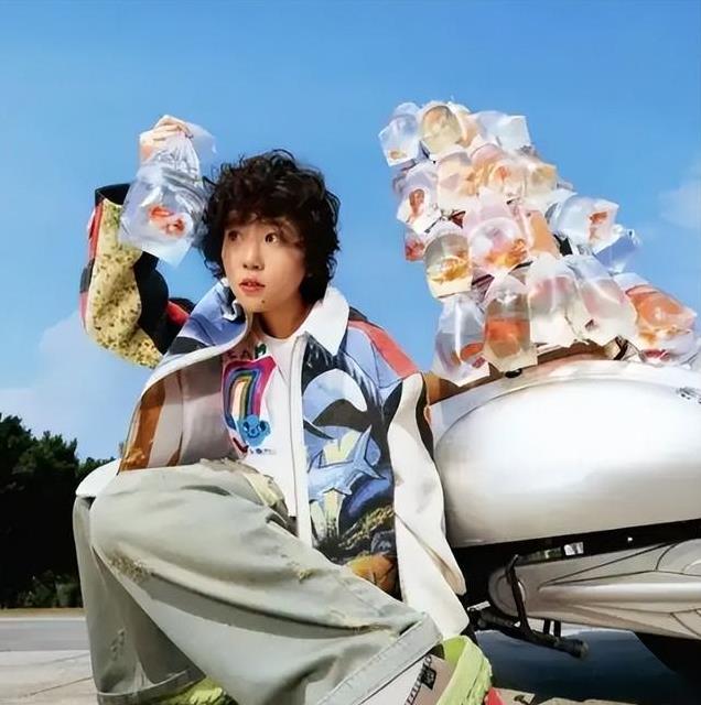 窦靖童：我妈钱多到用不完，但穷苦潦倒的爸爸，却成我如今的心病