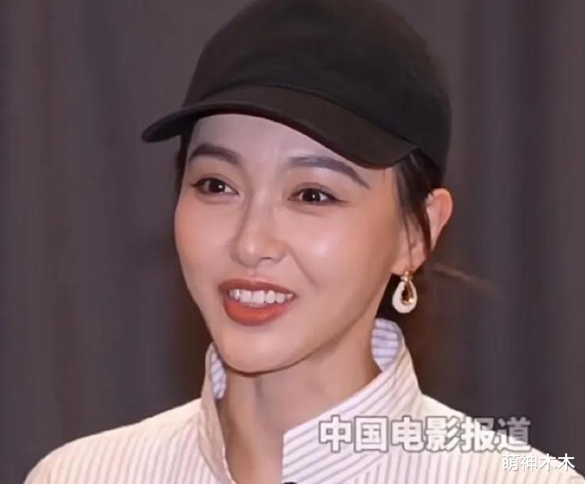 面对央视镜头,赵丽颖化淡妆、唐嫣戴帽子,相差4岁状态不一样