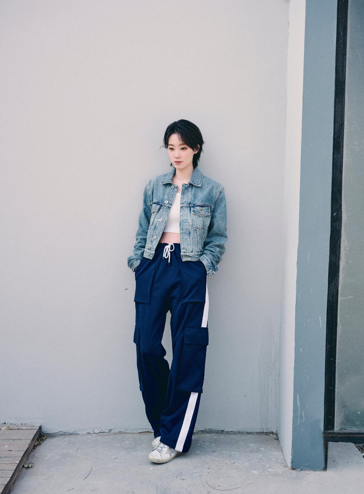 张小斐晒短发照!白T配蓝衬衫充满初恋感,挽衣袖撑伞秒变老公姐