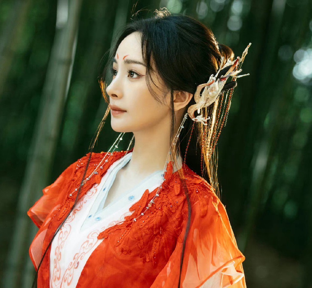 柳叶眉樱桃嘴,生图女星还得看36岁赵丽颖,珠圆玉润,尽显东方美