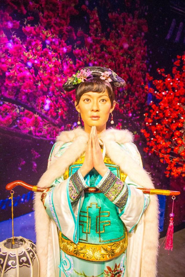 蒋欣出席蜡像揭幕仪式,被丑到无语尬笑,却强调和她“一模一样”