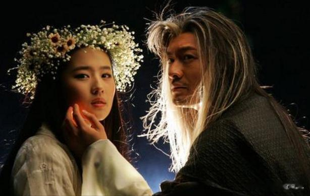 刘亦菲“雨中骑马戏”为何被删？当看到她后背那刻，全明白了！