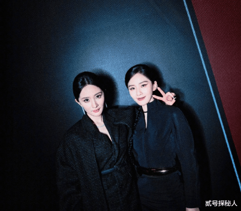 Vogue晚宴，刘诗诗杨幂热聊，完全不敢直视对面压轴刘亦菲