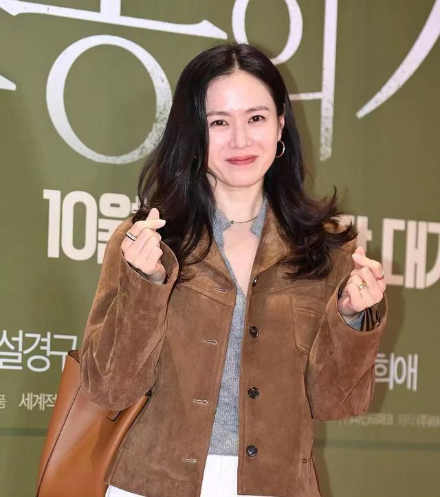 孙艺珍出席试映会,美拉德穿搭休闲舒适,神态被说玄彬化有夫妻相