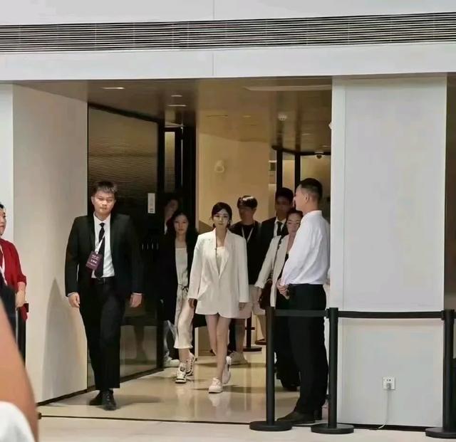 杨幂提车现场生图,穿白色西装外套,留刘海有古早幂的感觉了