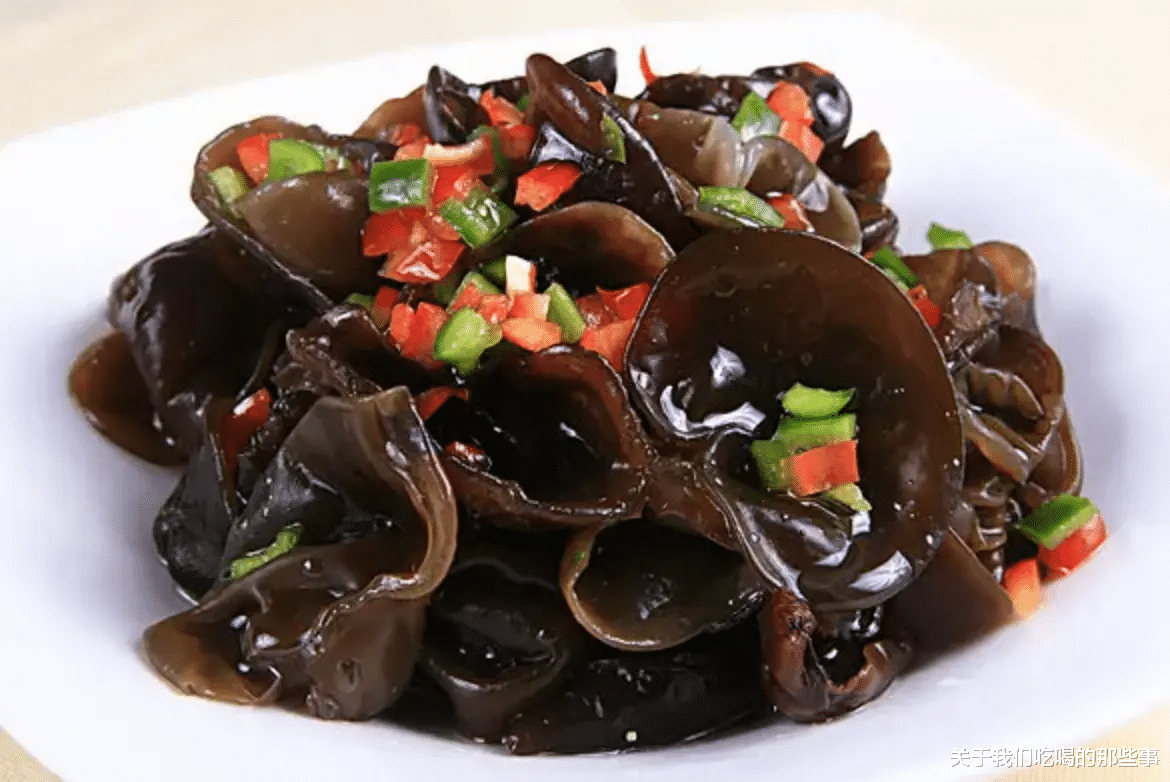 泡木耳，不要只用清水，多加2样，十分钟泡发，木耳又大又干净