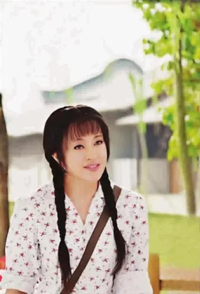 刘晓庆晒74岁生日照，脸蛋光滑如少女，网友：她的耳朵怎么那么长