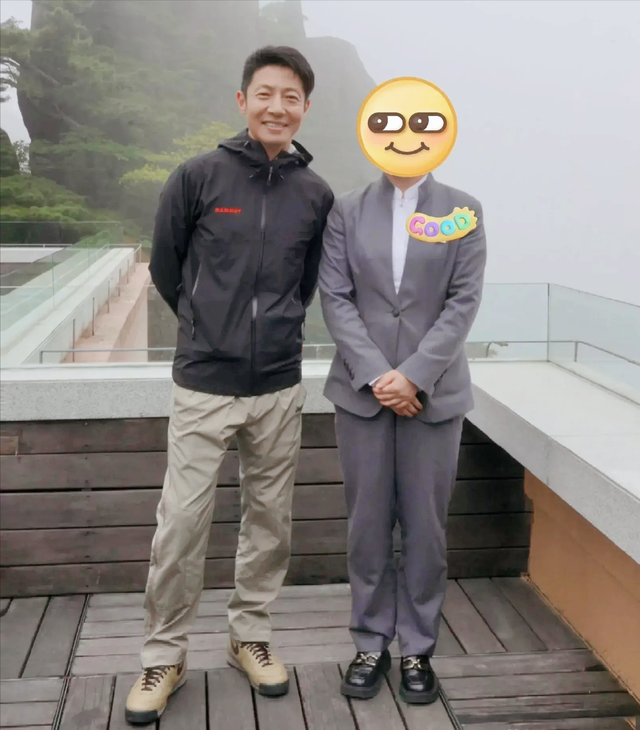 撒贝宁携家人游黄山，和路人合影毫无架子！4岁女儿露脸呆萌可爱