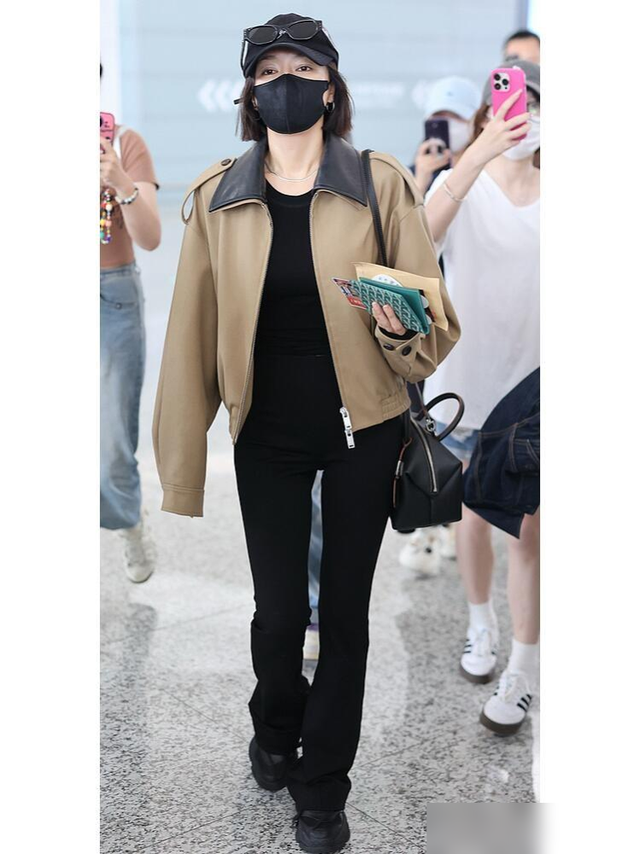 秦岚又成功穿出了170既视感,短外套+内搭一身黑,简约是真的高级
