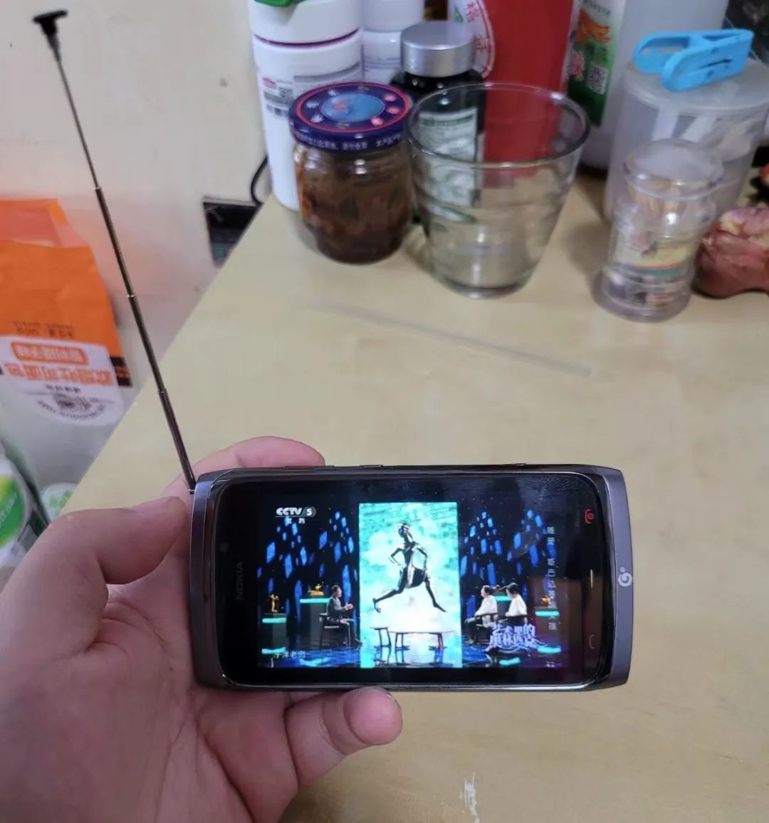 69元的諾基亞塞班手機，4寸大屏免費看電視，還自帶天線